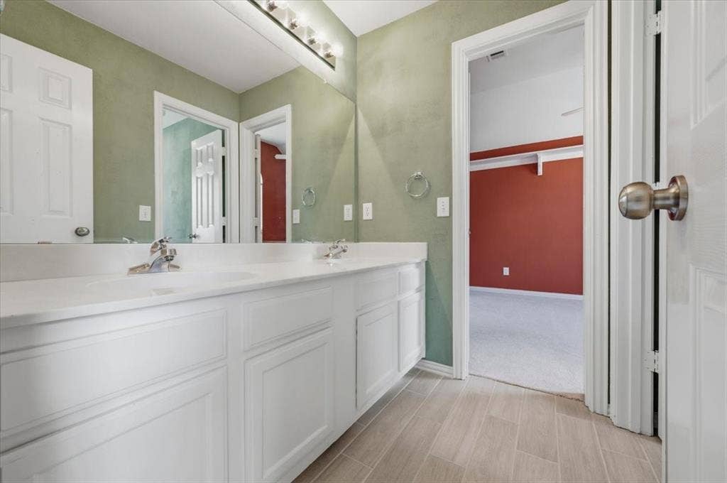 2228 Amy Lane, Plano, TX 75074 2ND FLOOR JACK N JILL BATH - NEW TILE FLOORING