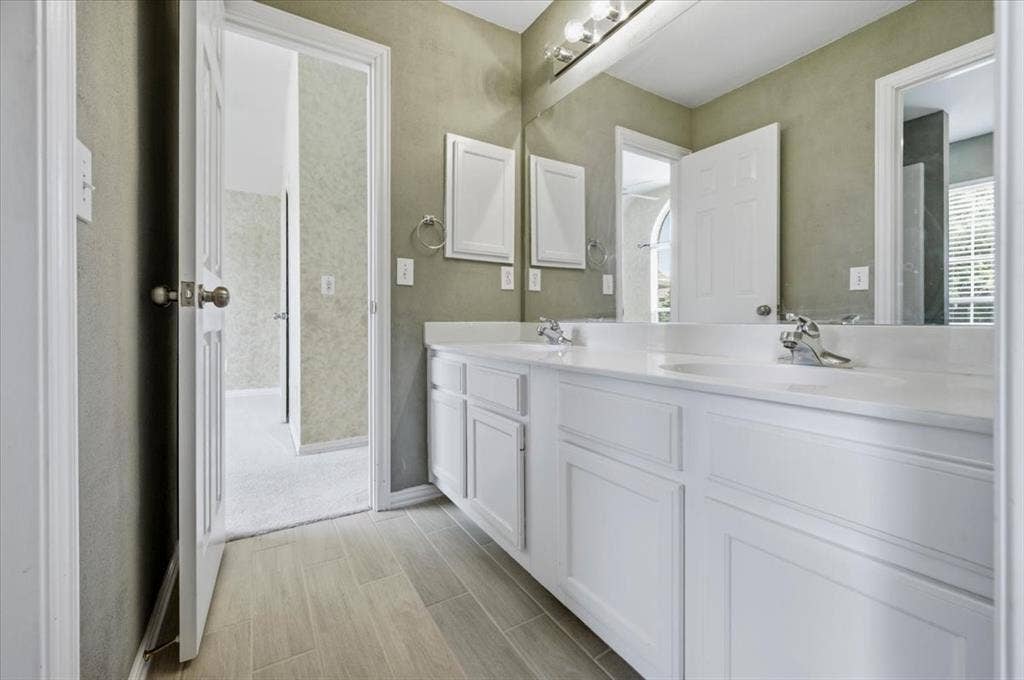 2228 Amy Lane, Plano, TX 75074 2ND FLOOR JACK N JILL BATH BETWEEN RED BEDROOM AND GREEN - 2 SINKS DOOR TO TUB AND COMODE