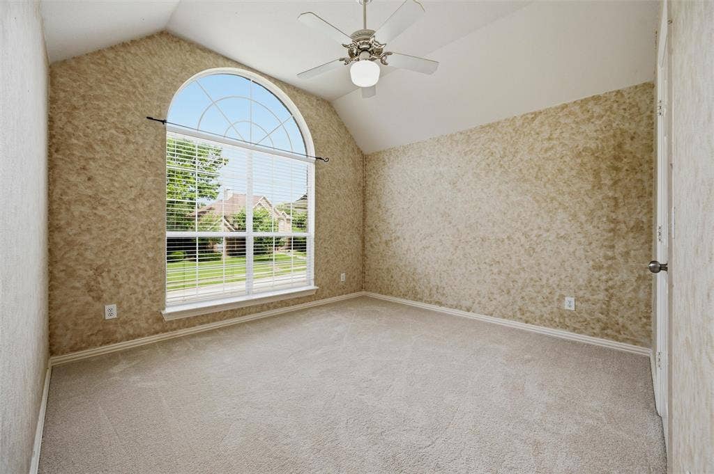 2228 Amy Lane, Plano, TX 75074 2nd floor large bedroom with walk in closet plus full bath on hallway.