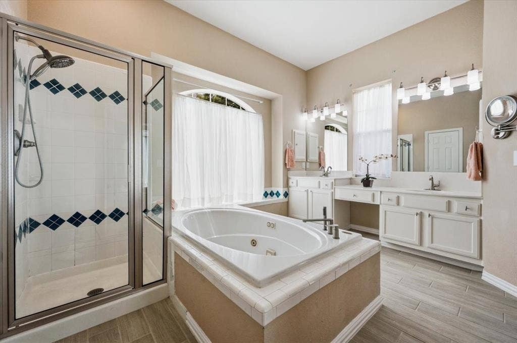2228 Amy Lane, Plano, TX 75074 ENSUITE - JETTEED TUB DOUBLE VANITY - LOTS OF LIGHT - HUGE WALK IN CLOSET - PRIVATE COMODE