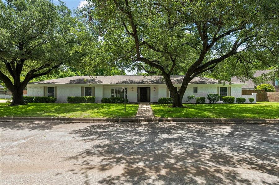 Property photo for 4113 Ridglea Country Club Drive, Benbrook, TX