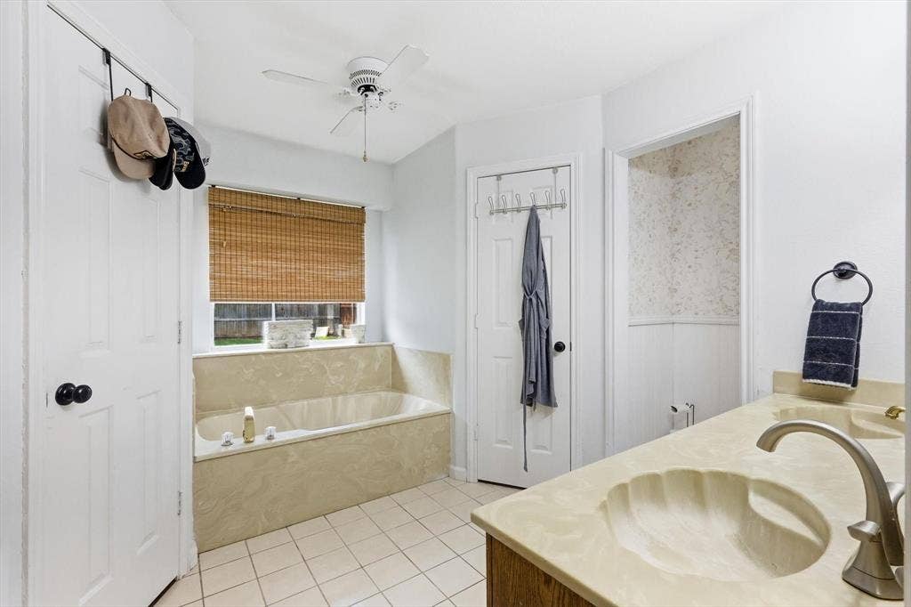 437 Bradshaw Street, Cedar Hill, TX 75104 Bathroom