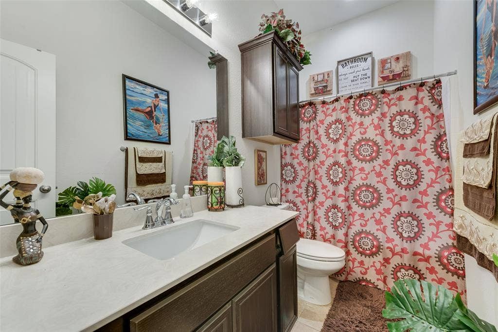 301 Billy Wickliffe Drive, Wilmer, TX 75172 Bathroom