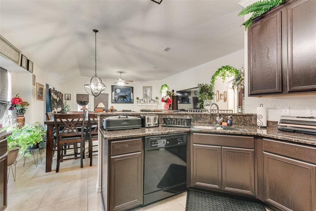 301 Billy Wickliffe Drive, Wilmer, TX 75172 Kitchen