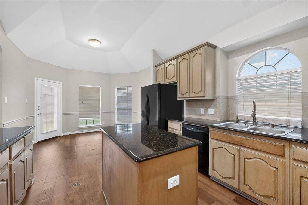 217 Gatehouse Drive, Red Oak, TX 75154 Kitchen is perfect for entertaining.