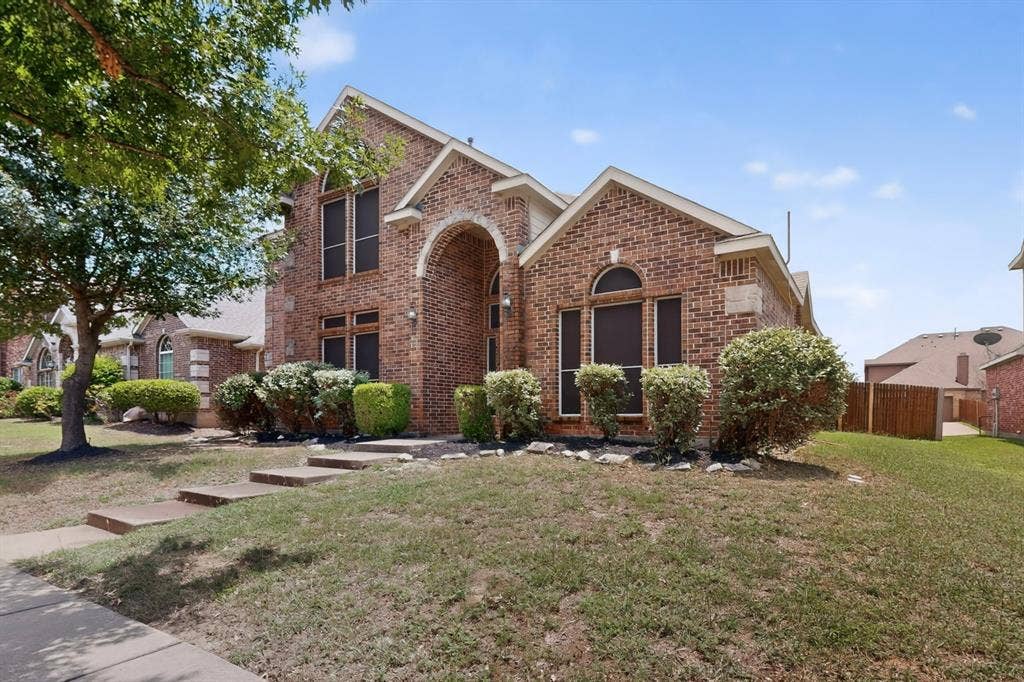 217 Gatehouse Drive, Red Oak, TX 75154 Welcome to 217 Gatehouse Drive!