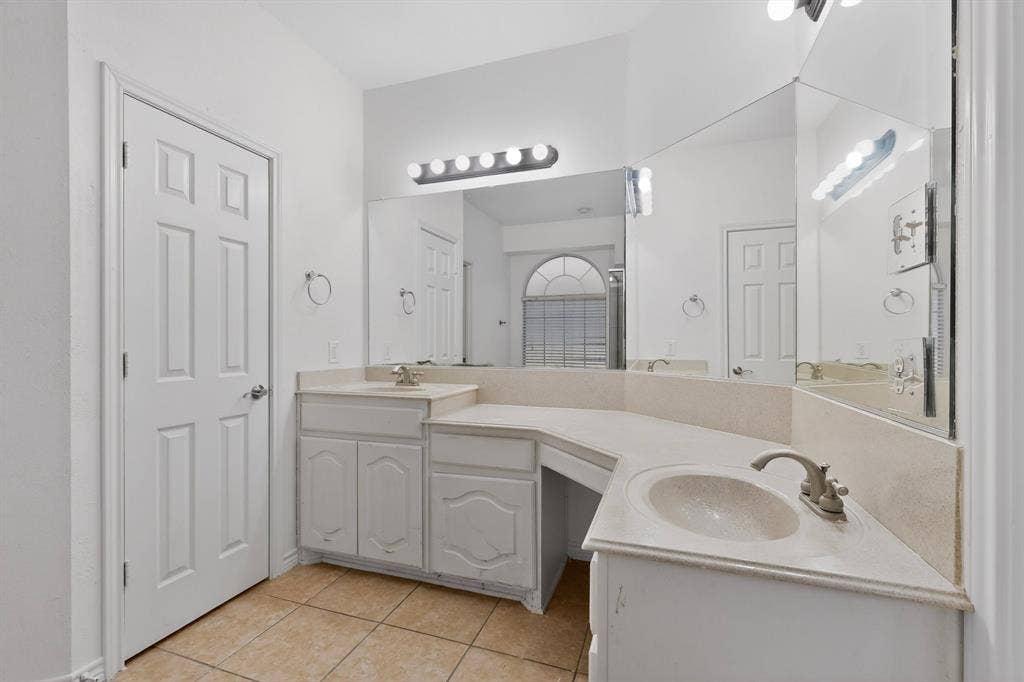 217 Gatehouse Drive, Red Oak, TX 75154 The primary bathroom has dual sinks and a spacious vanity area.