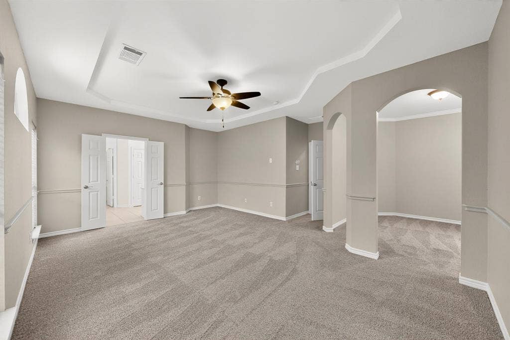 217 Gatehouse Drive, Red Oak, TX 75154 The primary bedroom has an en-suite bathroom.