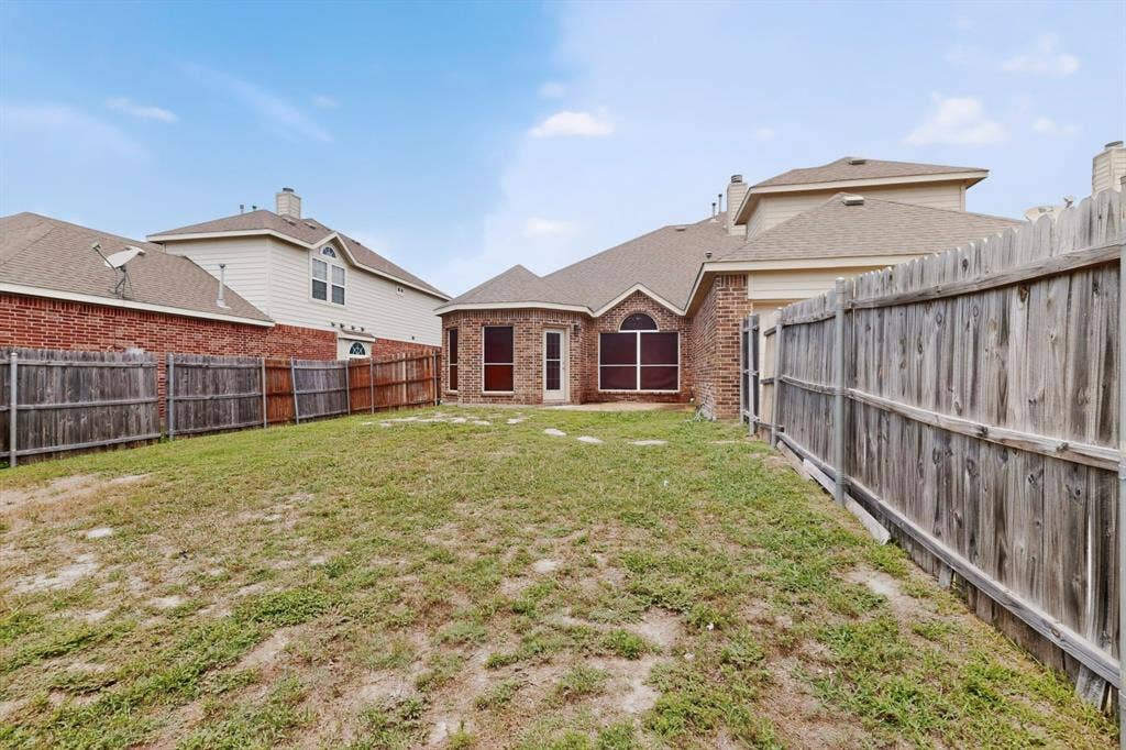 217 Gatehouse Drive, Red Oak, TX 75154 Expansive backyard featuring a partial wood privacy fence