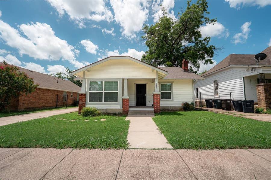 Property photo for 924 E Leuda Street, Fort Worth, TX