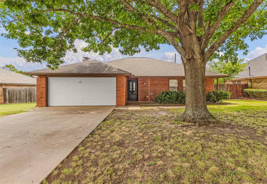 Property photo for 1422 Stiles Court, Midlothian, TX