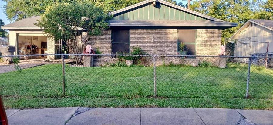 Property photo for 1670 Bending Oaks Trail, Dallas, TX