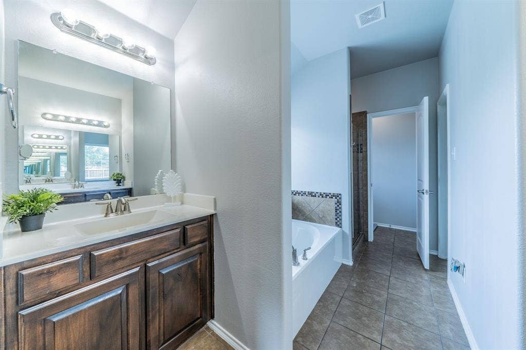 1050 Hidden Lakes Way, Rockwall, TX 75087 1050 Hidden Lakes Way, Rockwall, TX 75087