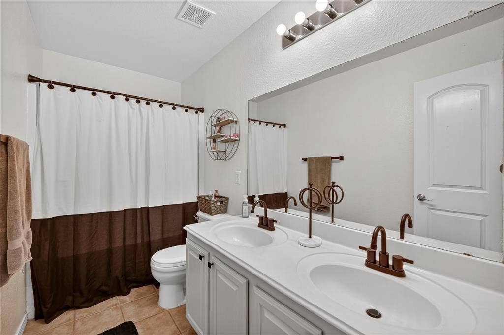 8208 Hidden Path Lane, Denton, TX 76210