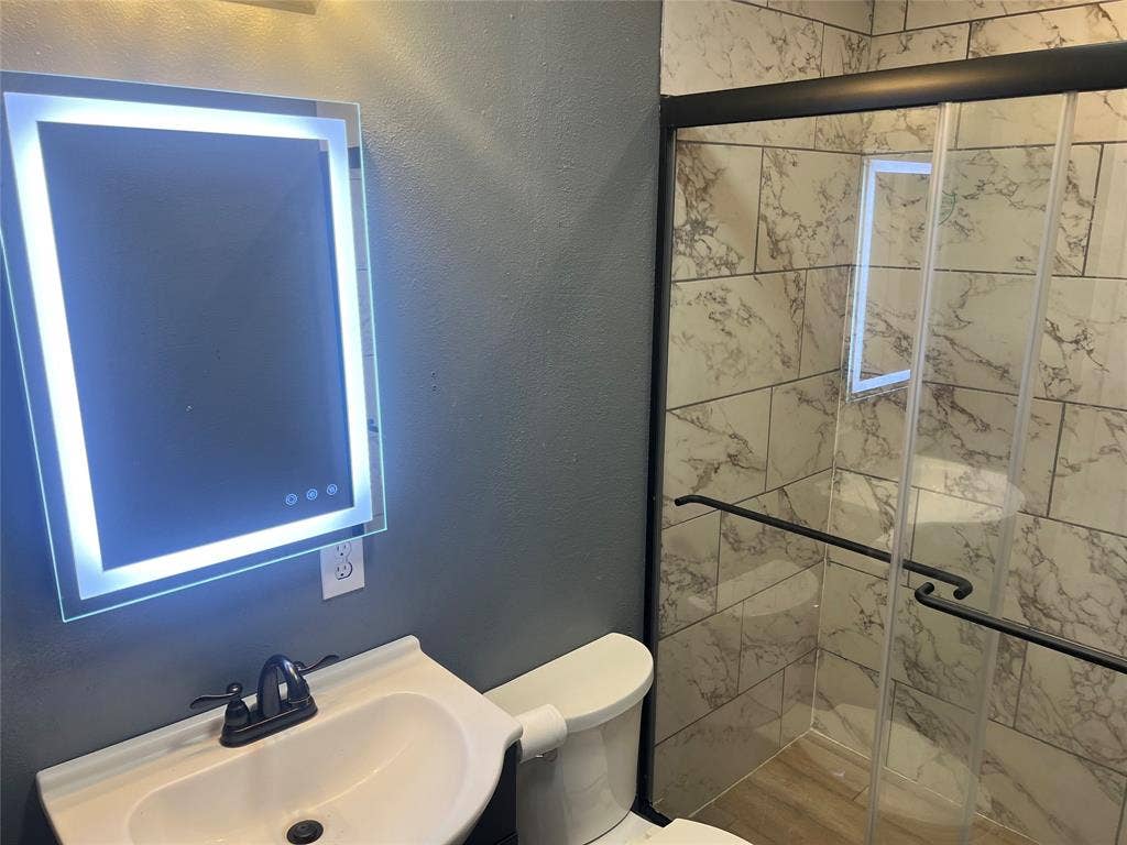 232 Railroad Drive, Mabank, TX 75147 Main bathroom