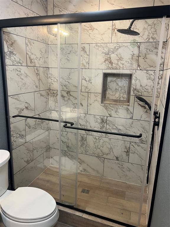 232 Railroad Drive, Mabank, TX 75147 Main bathroom 1