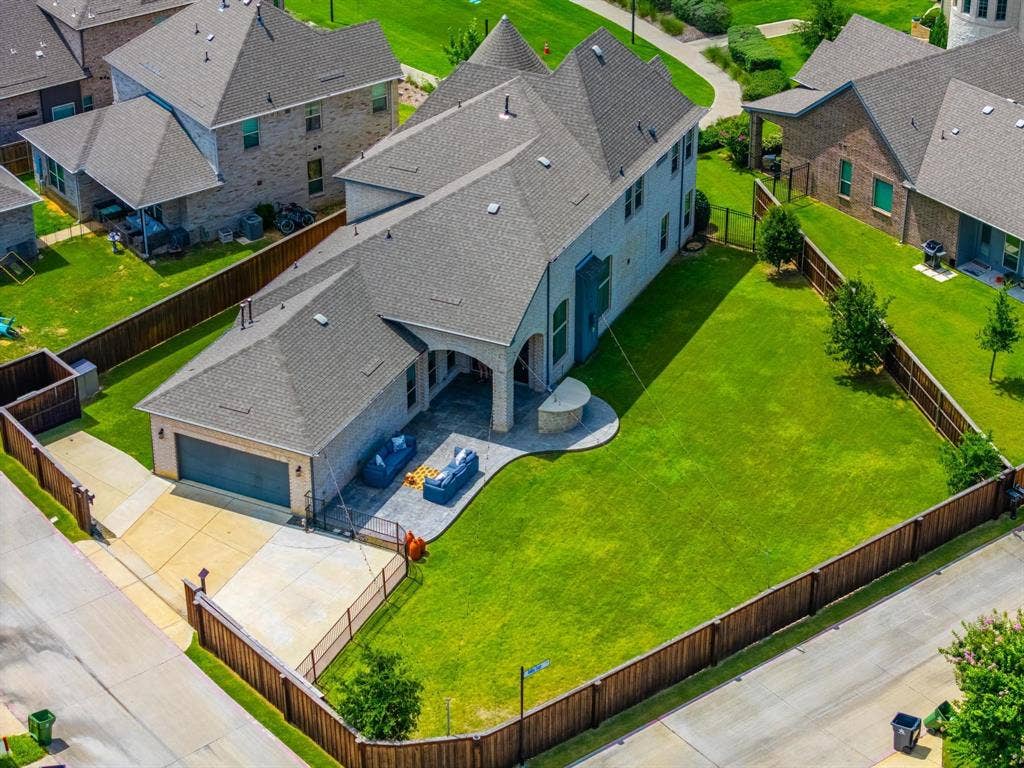 1205 Shady Fox Way, Arlington, TX 76005 Expansive fenced backyard featuring a manicured lawn and mature trees