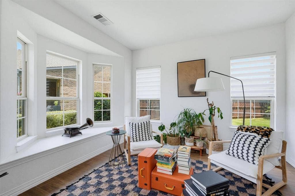 1205 Shady Fox Way, Arlington, TX 76005 Bright interior space featuring a multi-pane bay window with an integrated window seat