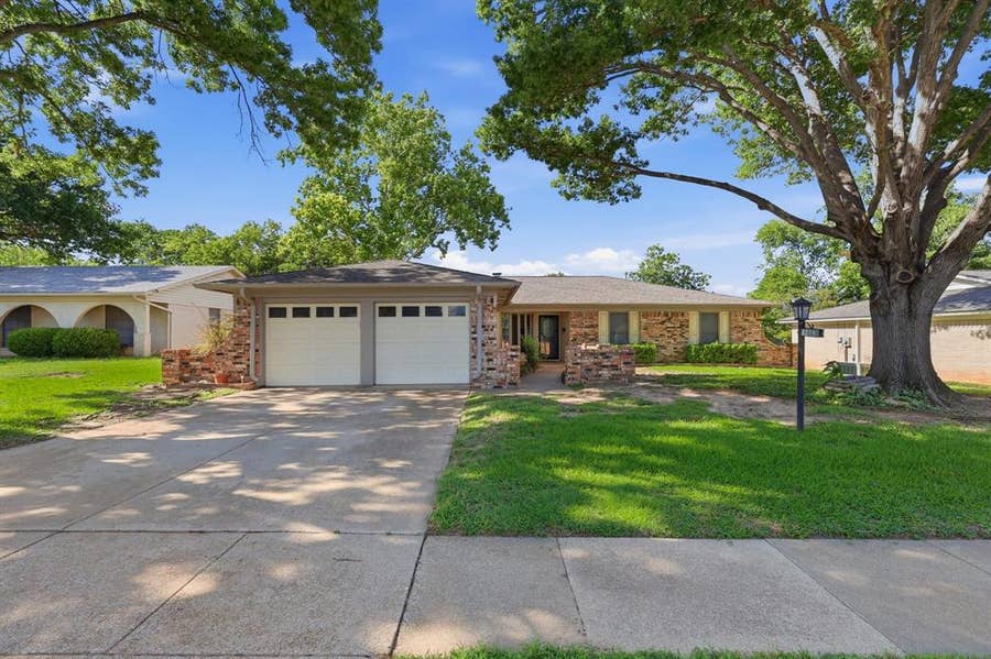 Property photo for 1516 Lamplighter Lane, Edgecliff Village, TX