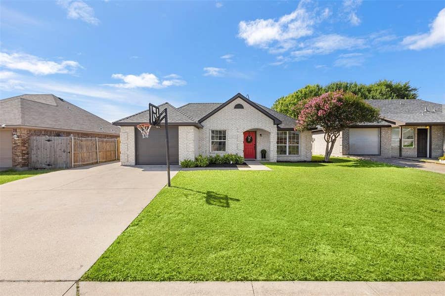 Property photo for 620 Brenna Road, Waxahachie, TX