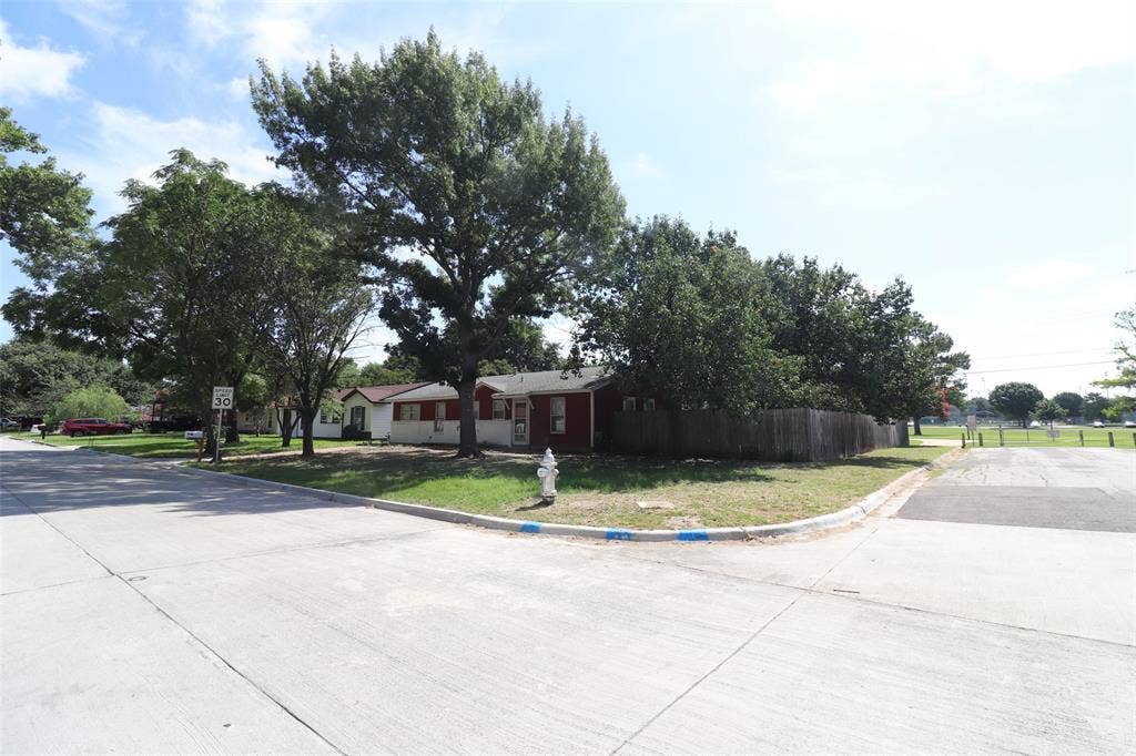 600 Livingston Drive, Hurst, TX 76053 600 Livingston Drive, Hurst, TX 76053
