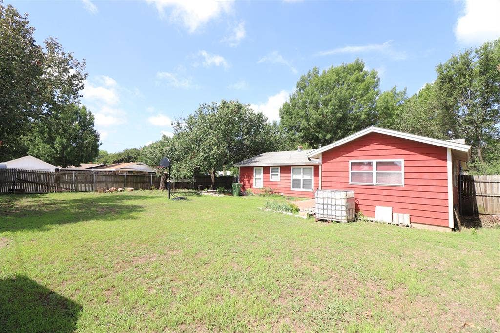 600 Livingston Drive, Hurst, TX 76053 600 Livingston Drive, Hurst, TX 76053
