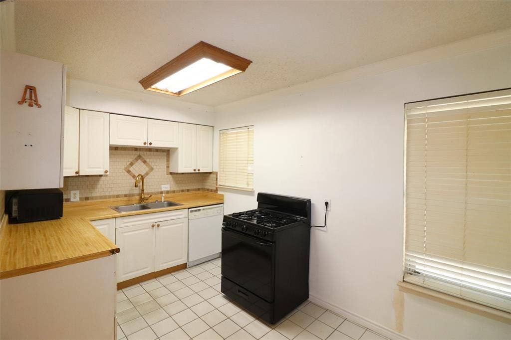 600 Livingston Drive, Hurst, TX 76053 600 Livingston Drive, Hurst, TX 76053