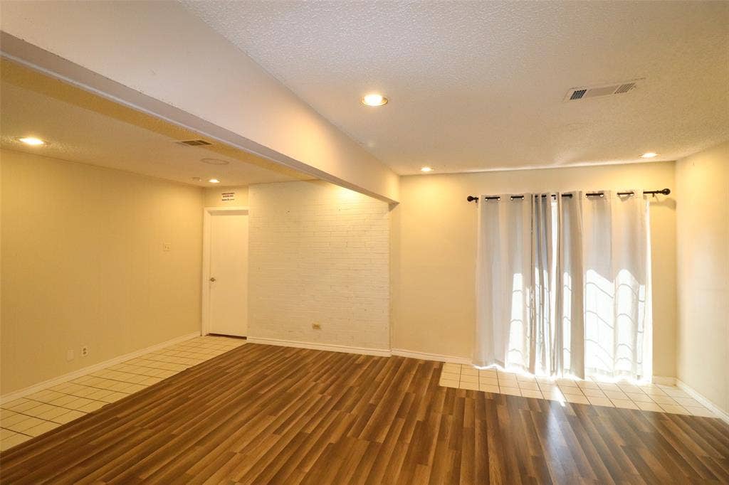 600 Livingston Drive, Hurst, TX 76053 600 Livingston Drive, Hurst, TX 76053