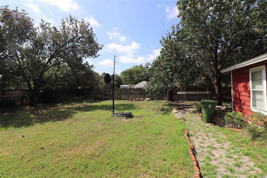 600 Livingston Drive, Hurst, TX 76053 600 Livingston Drive, Hurst, TX 76053