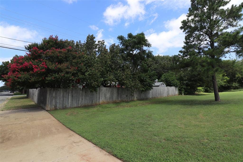 600 Livingston Drive, Hurst, TX 76053 600 Livingston Drive, Hurst, TX 76053