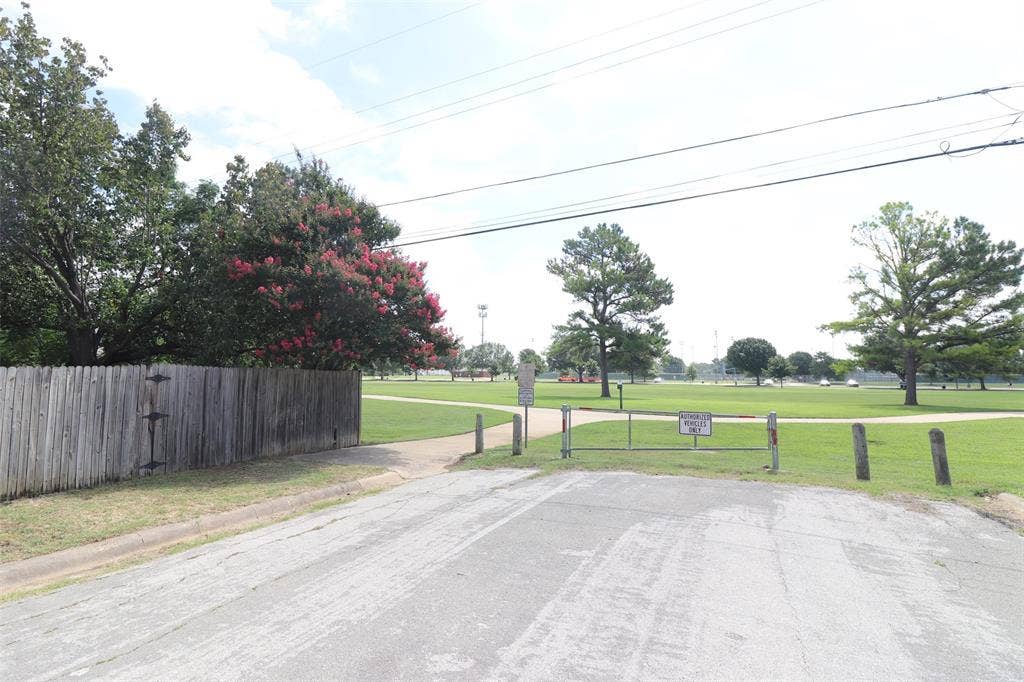 600 Livingston Drive, Hurst, TX 76053 600 Livingston Drive, Hurst, TX 76053