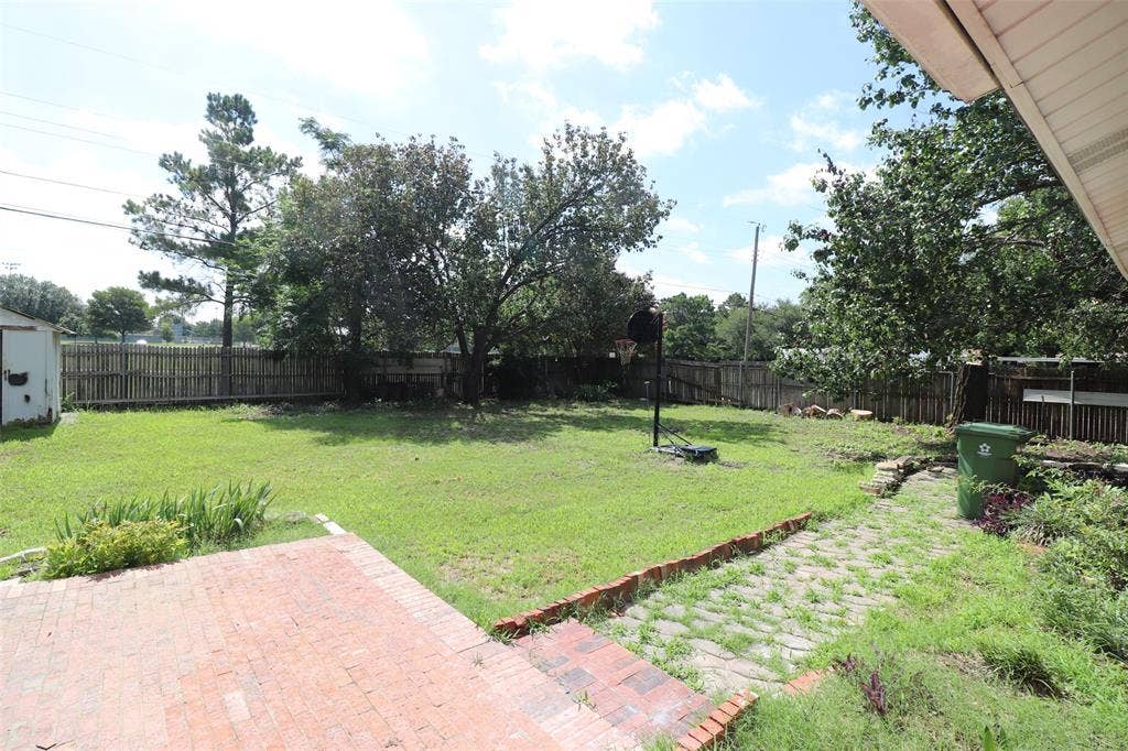 600 Livingston Drive, Hurst, TX 76053 600 Livingston Drive, Hurst, TX 76053