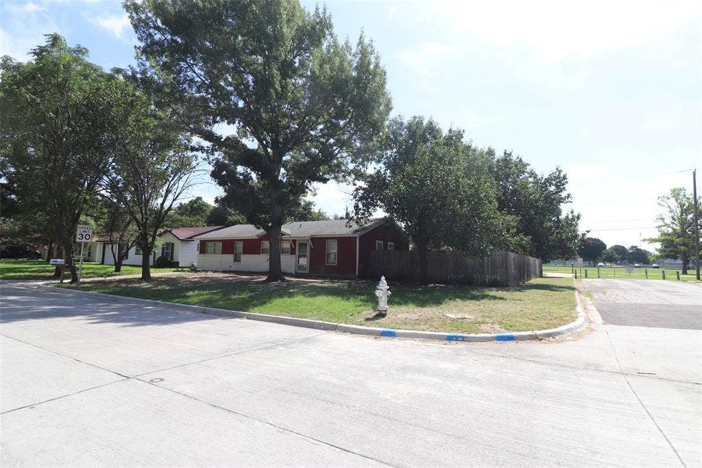 600 Livingston Drive, Hurst, TX 76053 600 Livingston Drive, Hurst, TX 76053