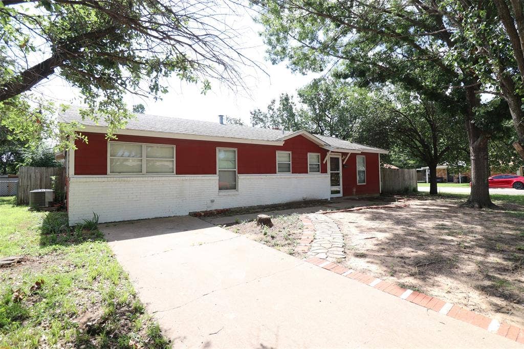 600 Livingston Drive, Hurst, TX 76053 600 Livingston Drive, Hurst, TX 76053