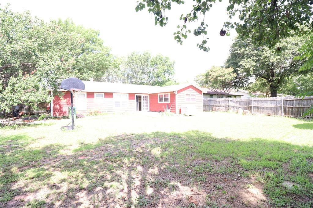 600 Livingston Drive, Hurst, TX 76053 600 Livingston Drive, Hurst, TX 76053