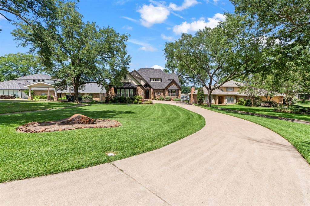 229 N Beverly Drive, Malakoff, TX 75148 Long winding driveway offering privacy and ample parking.