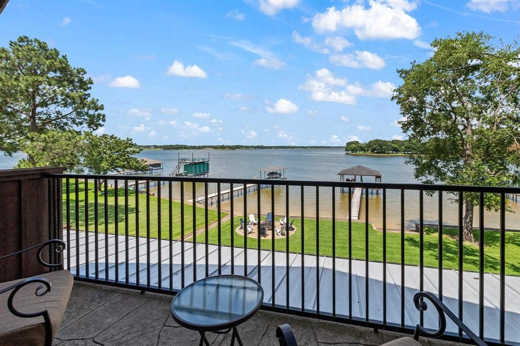 229 N Beverly Drive, Malakoff, TX 75148 Second story balcony