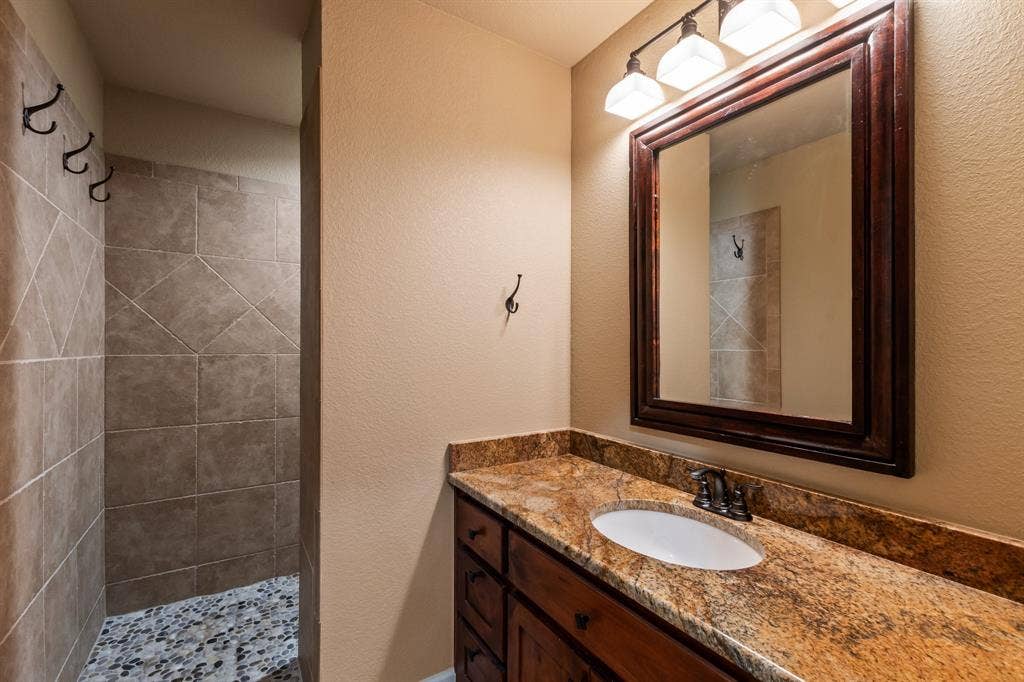 229 N Beverly Drive, Malakoff, TX 75148 Upstairs Bathroom Three