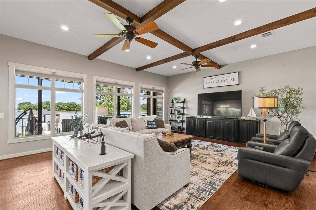 229 N Beverly Drive, Malakoff, TX 75148 Spacious living area ideal for large weekend gatherings.