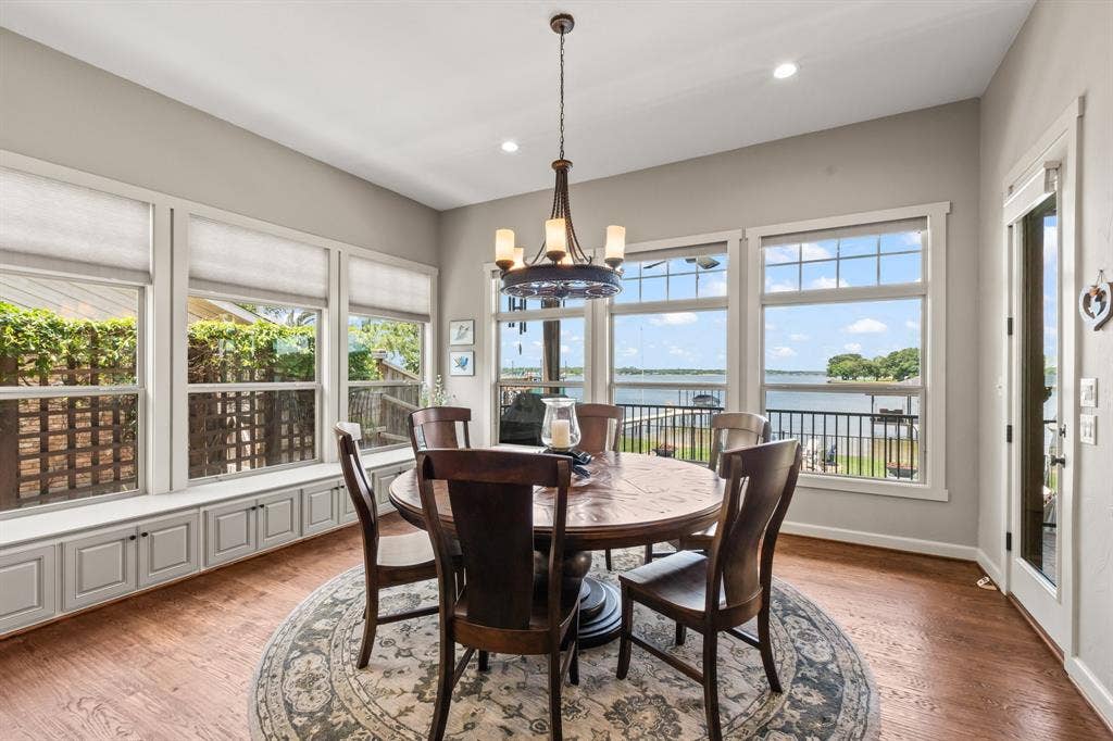 229 N Beverly Drive, Malakoff, TX 75148 Situated on the waterside between the living and kitchen this is the perfect start and end to every lake day!