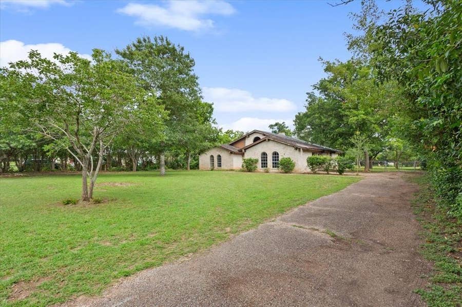 Property photo for 317 W Chapman Road, Hewitt, TX