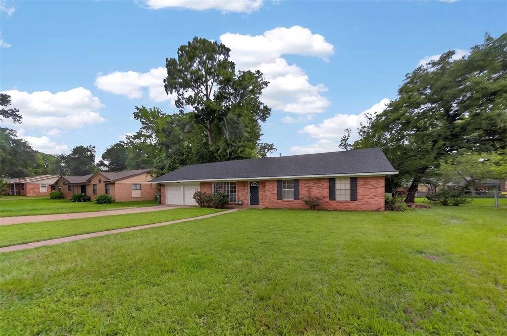813 E Clinton Avenue, Athens, TX 75751 813 E Clinton Avenue, Athens, TX 75751