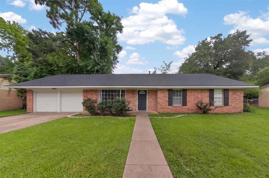 Property photo for 813 E Clinton Avenue, Athens, TX
