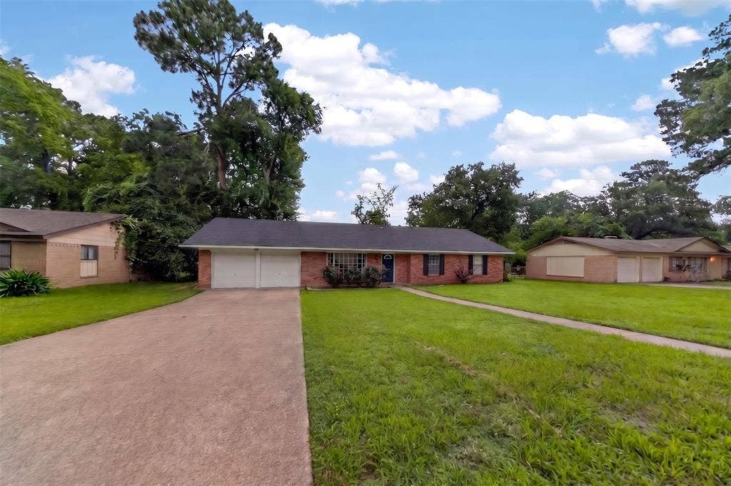 813 E Clinton Avenue, Athens, TX 75751 813 E Clinton Avenue, Athens, TX 75751