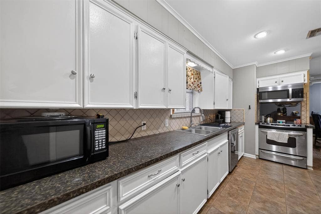 813 E Clinton Avenue, Athens, TX 75751 813 E Clinton Avenue, Athens, TX 75751