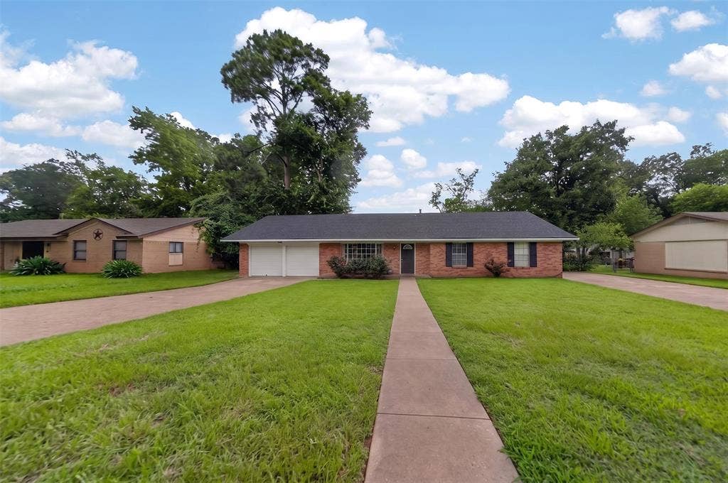 813 E Clinton Avenue, Athens, TX 75751 813 E Clinton Avenue, Athens, TX 75751