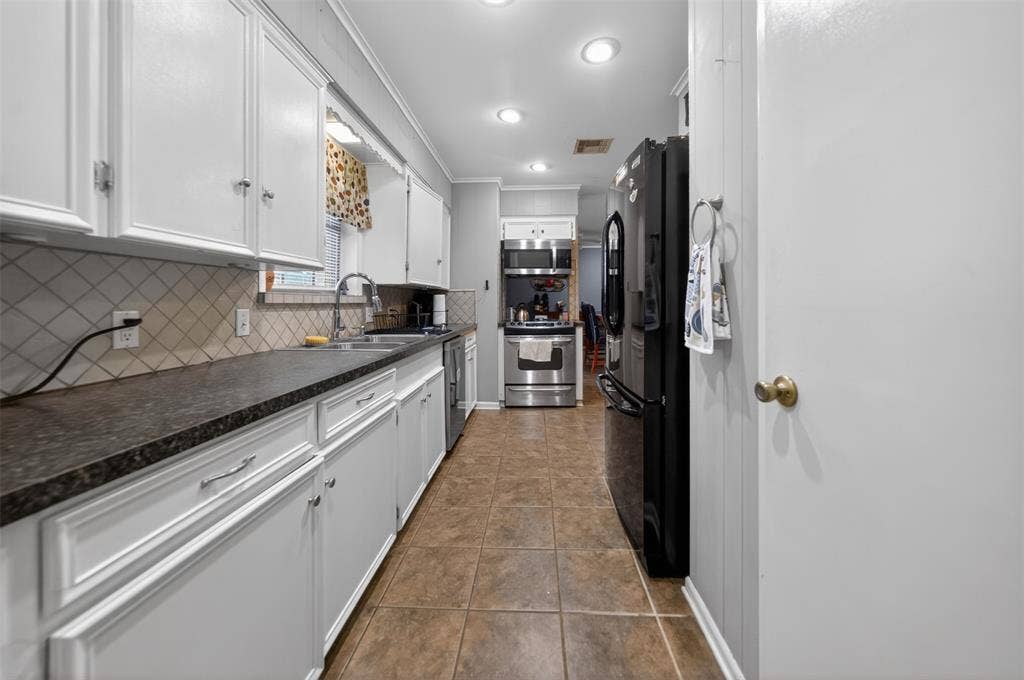 813 E Clinton Avenue, Athens, TX 75751 813 E Clinton Avenue, Athens, TX 75751