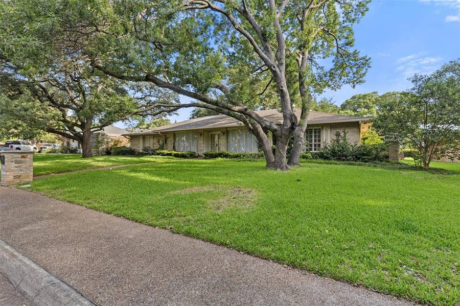Property photo for 6907 Hillwood Lane, Dallas, TX