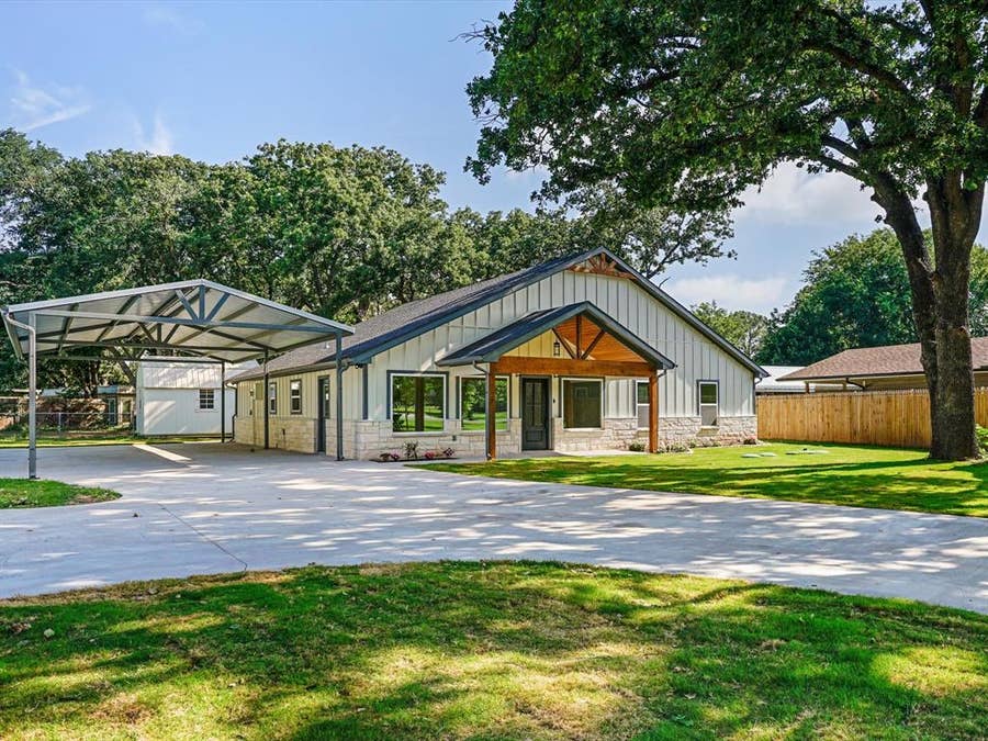 Property photo for 4004 Pueblo Court, Granbury, TX