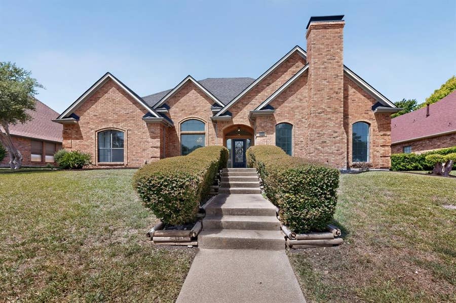 Property photo for 705 Bent Creek Drive, DeSoto, TX